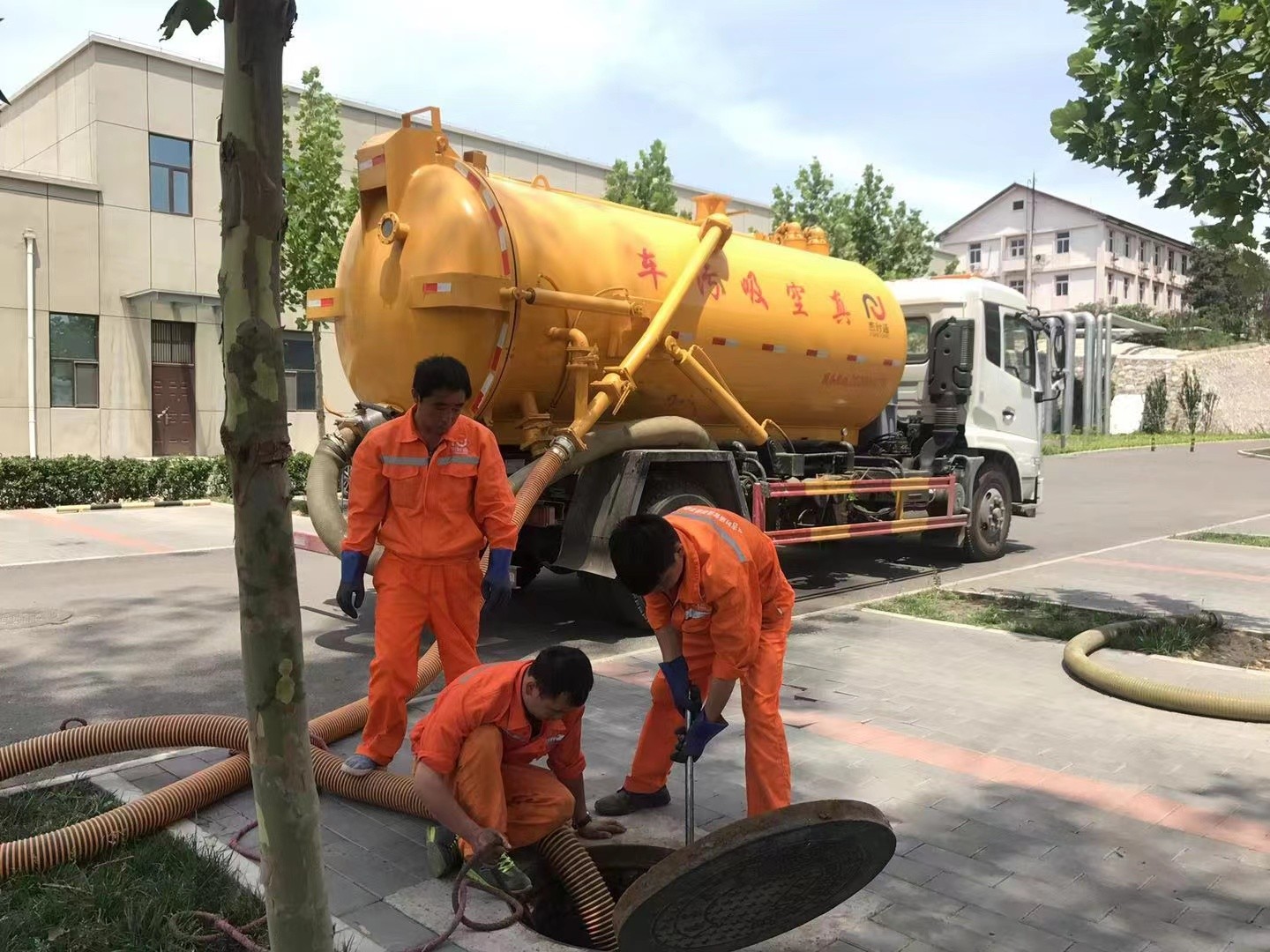 惠州管道疏通车停在窨井附近